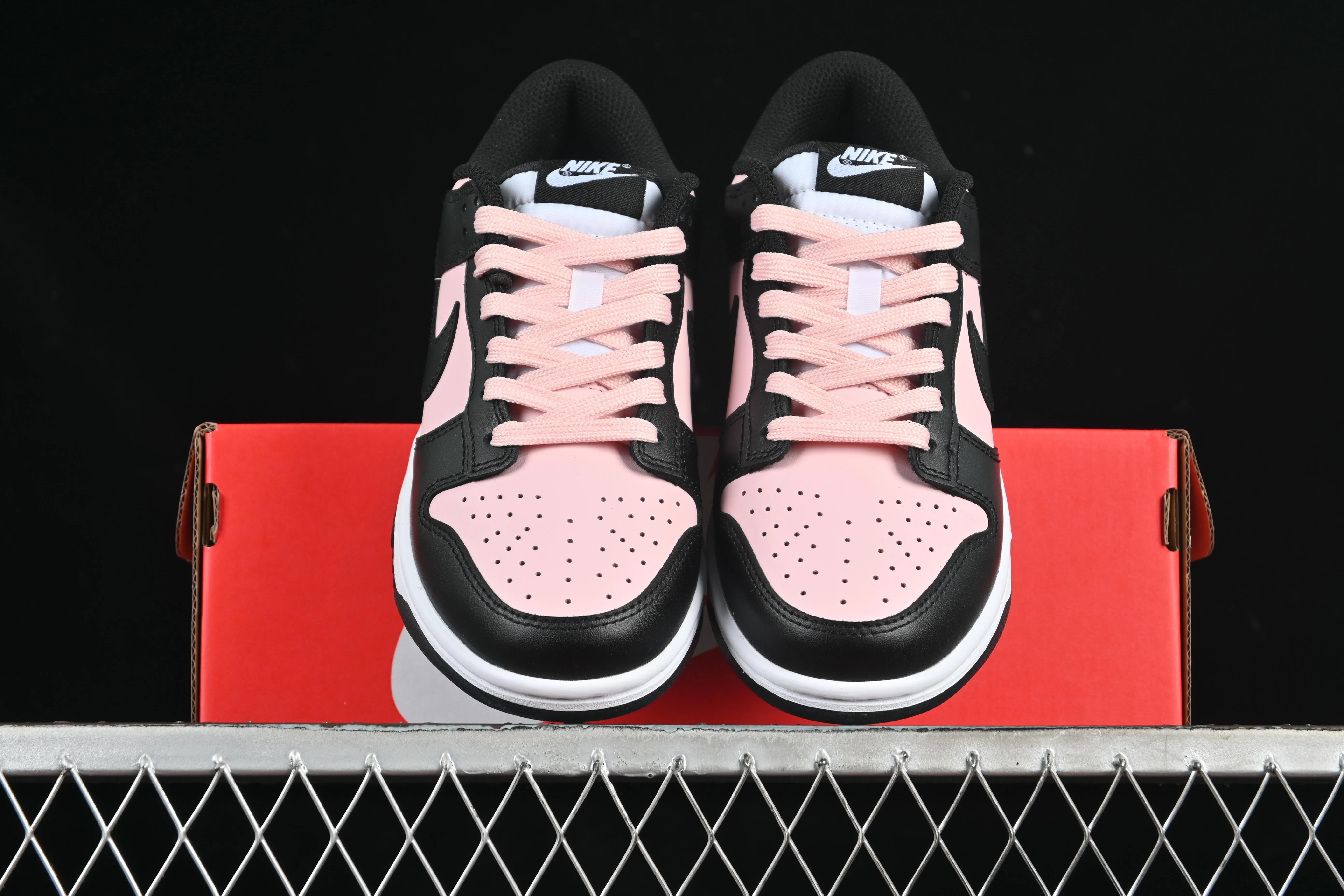 All categories Nk SB Dunk series Nk SB Dunk Low low-top sneakers Nike SB Dunk Low black and pink low-top casual sneakers CW1590-100